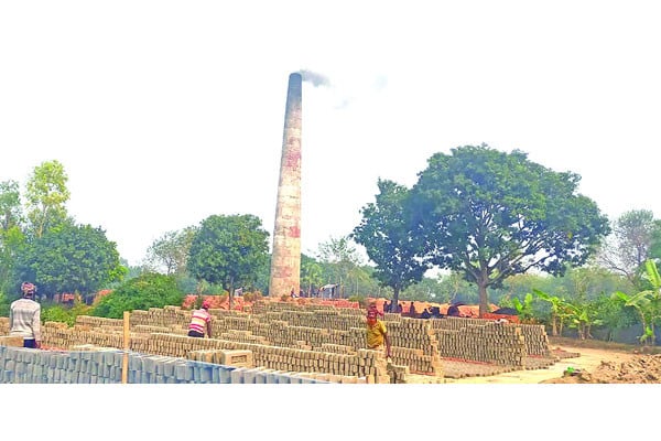 অবৈধ ইটভাটার কারণে পরিবেশ বিপদময় প্রভাব পড়ছে।