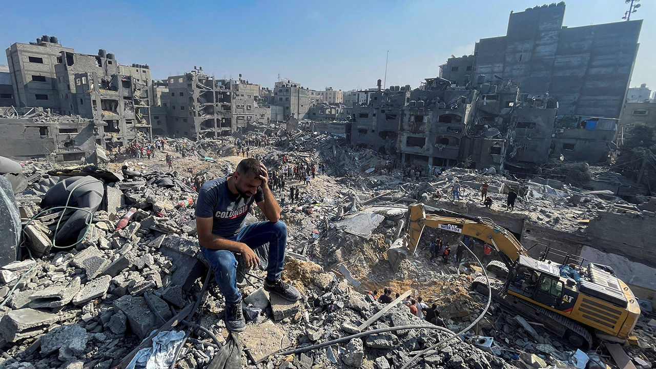 A man reacts as Palestinians search for casualties a day after Israeli strikes on houses in Jabalia refugee camp in the northern Gaza Strip, November 1, 2023. REUTERS/Mohammed Al-Masri
TPX IMAGES OF THE DAY গাজা যুদ্ধবিরতি চুক্তি অনুমোদন করেছে ইসরায়েলের মন্ত্রিসভা।
