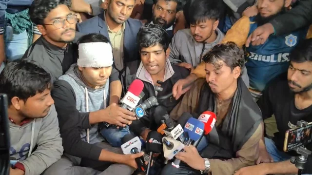 ঢাকা অচল করার জন্য অবরোধের ডাক দিয়েছে ৭ কলেজের ছাত্ররা।