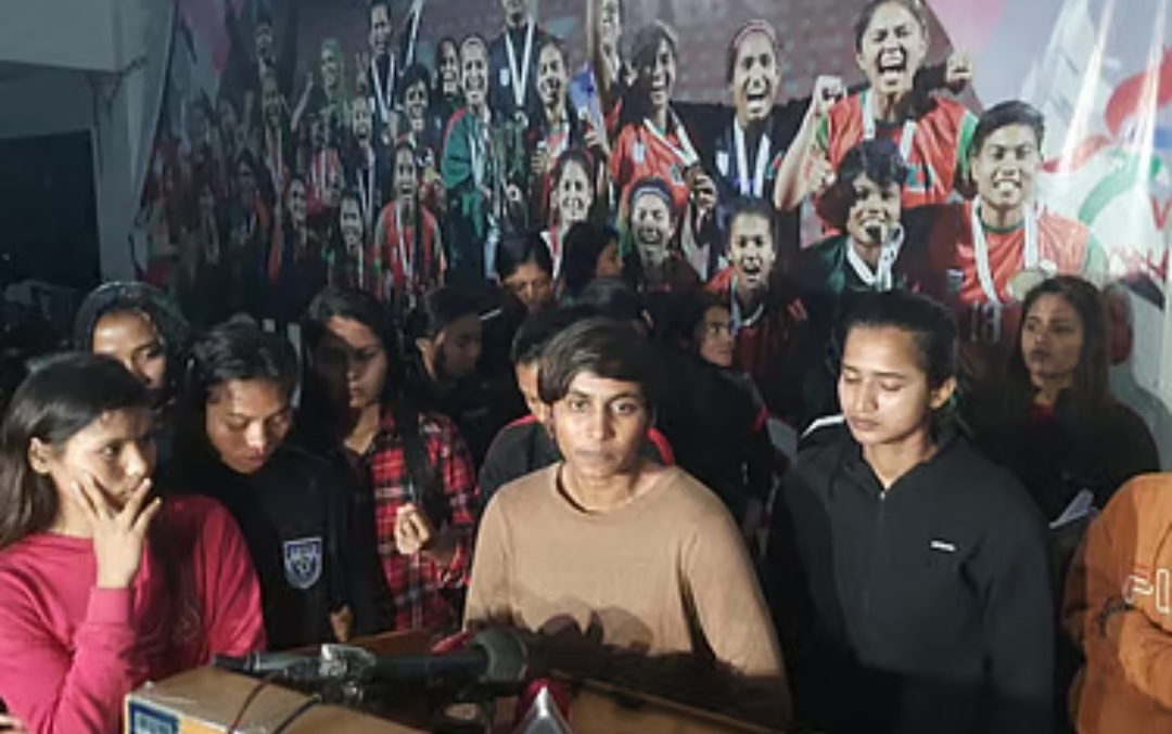 বাটলার কোচ হলে, মেয়েরা খেলবেন না এবং অবসরের হুমকি দিয়েছেন।