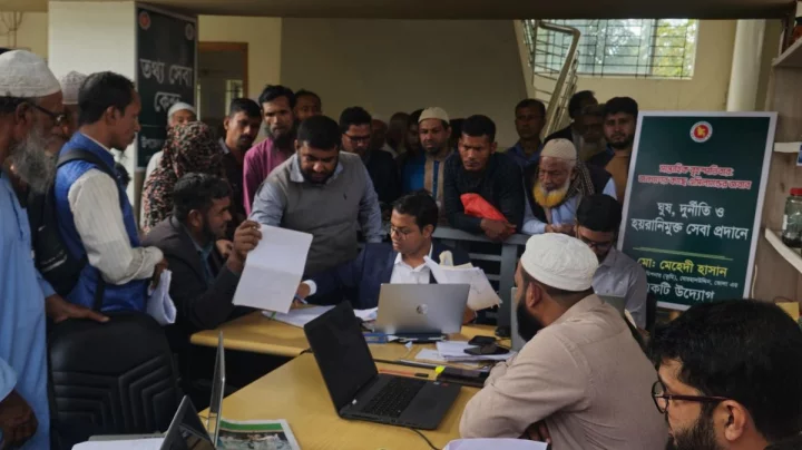ভোলায় নতুন উদ্যোগে দুর্নীতি ও হয়রানি কমানোর চেষ্টা, ভূমি সেবা দ্রুত পাচ্ছে জনগণ