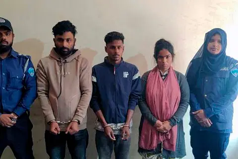 মুঠোফোনে কথা বলার সময় হাঁটছিলেন, এমন মুহূর্তে পেছন থেকে মাথায় গুলি করা হয়।