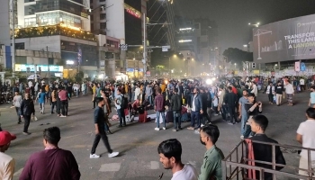 তিতুমীর কলেজকে বিশ্ববিদ্যালয়ে রূপান্তরের দাবিতে শিক্ষার্থীদের গুলশান-১ অবরোধ