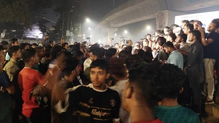 স্বরাষ্ট্র উপদেষ্টার পদত্যাগের দাবিতে ঢাকা বিশ্ববিদ্যালয়ে মধ্যরাতের বিক্ষোভ