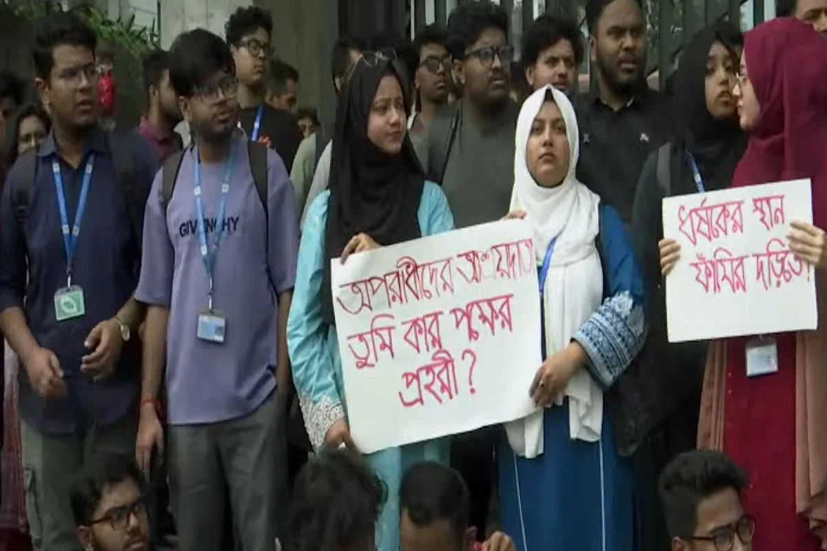 মানুষের নিরাপত্তা নিশ্চিত করার দাবিতে ইডেন এবং ব্র্যাক বিশ্ববিদ্যালয়ের শিক্ষার্থীরা বিক্ষোভ করেছে।