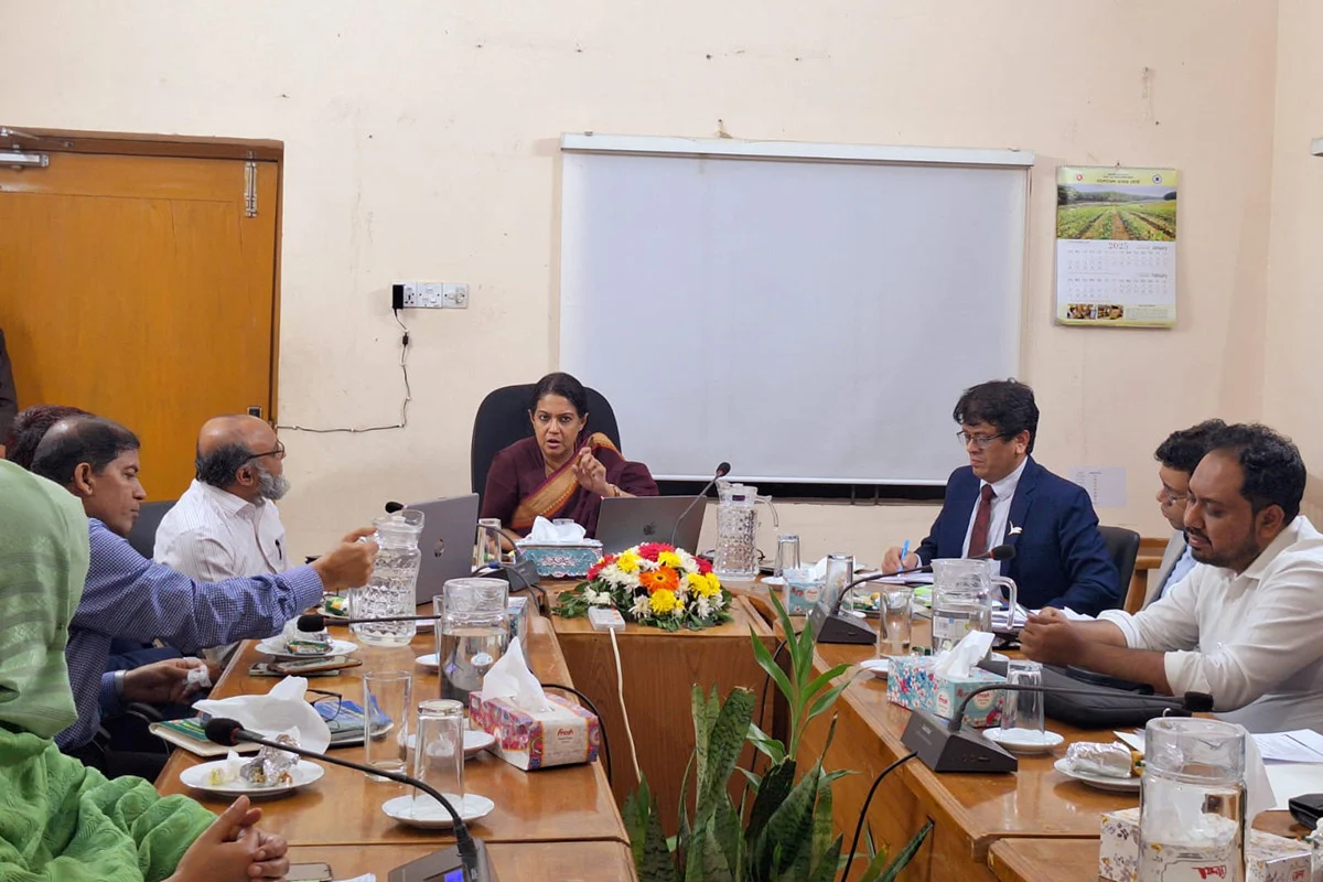 পরিবেশ উপদেষ্টা জানিয়েছেন, রাবার শিল্পের উন্নয়নে আধুনিক প্রযুক্তি ব্যবহার করছে সরকার।