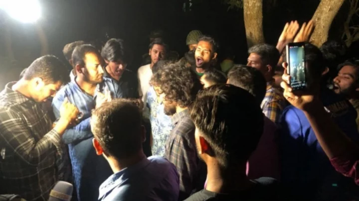 ঝিনাইদহে সাবেক এমপি মেজর জেনারেল সালাহউদ্দিন মিয়াজি আটকে: শিক্ষার্থী ও স্থানীয়দের প্রতিবাদ