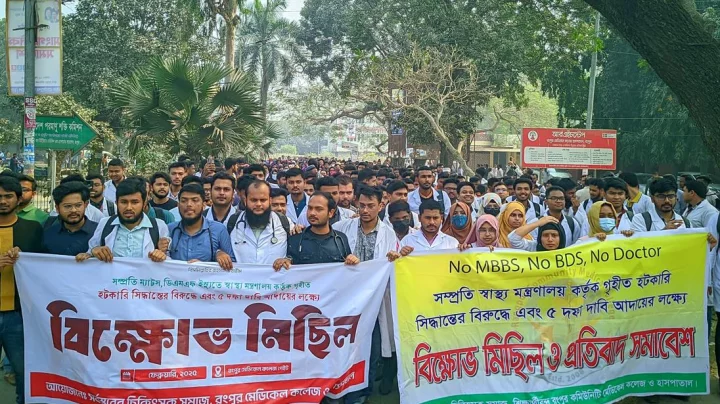 রংপুরে ৫ দফা দাবিতে ‘কমপ্লিট শাটডাউন’ কর্মসূচি: সড়ক অবরোধ ও তীব্র যানজট