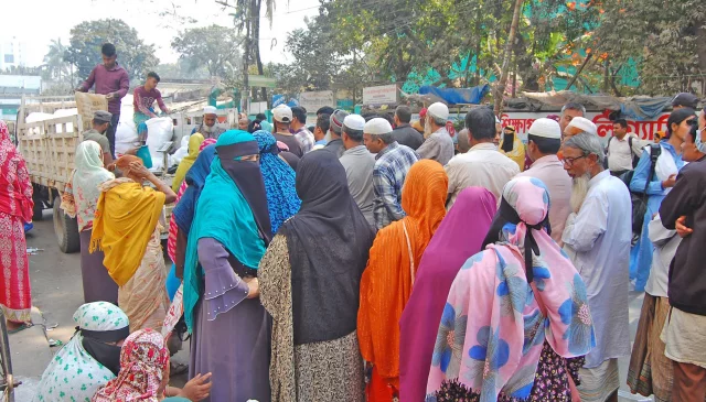 রমজান উপলক্ষে ফের চালু হলো টিসিবির ট্রাকসেল, কমেছে সুবিধাভোগীর সংখ্যা