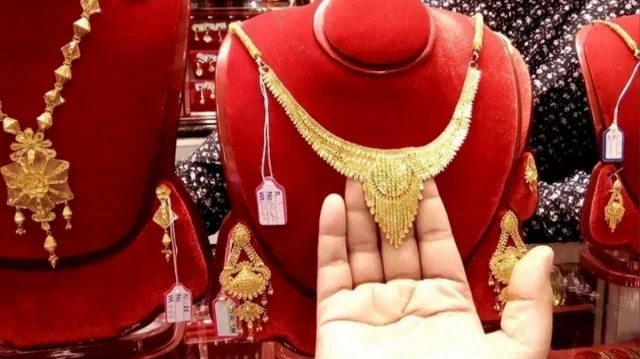 দেশের বাজারে সোনার মূল্য নতুন রেকর্ড তৈরি করেছে।