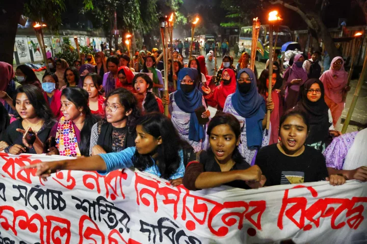 নারী নির্যাতনের প্রতিবাদে ইডেন কলেজে মশাল মিছিল