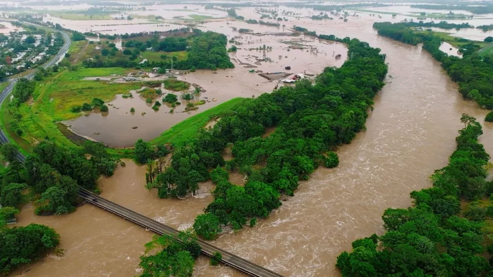 অস্ট্রেলিয়ায় ভয়াবহ বন্যা: এক নারীর মৃত্যু, কুমিরের সতর্কতা জারি