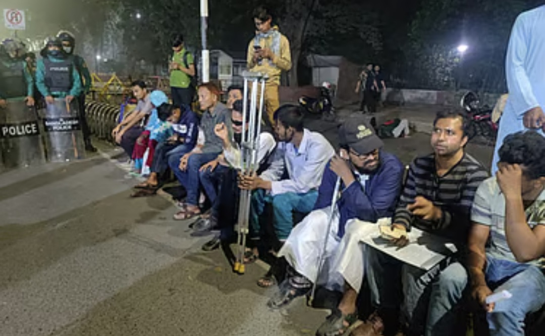 জুলাই অভ্যুত্থানে আহতরা ব্যারিকেড ভেঙে প্রধান উপদেষ্টার বাসভবনের সামনে পৌঁছান।