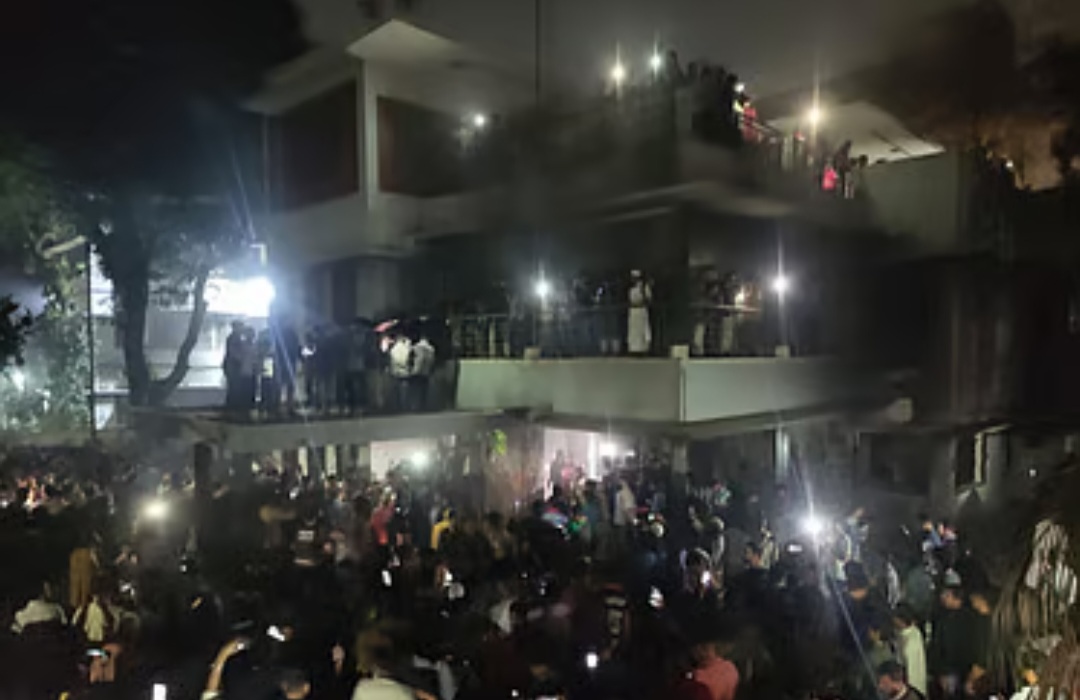 ধানমন্ডি ৩২ নম্বর এলাকায় বিক্ষোভের পাশাপাশি ভাঙচুরের ঘটনা ঘটে।