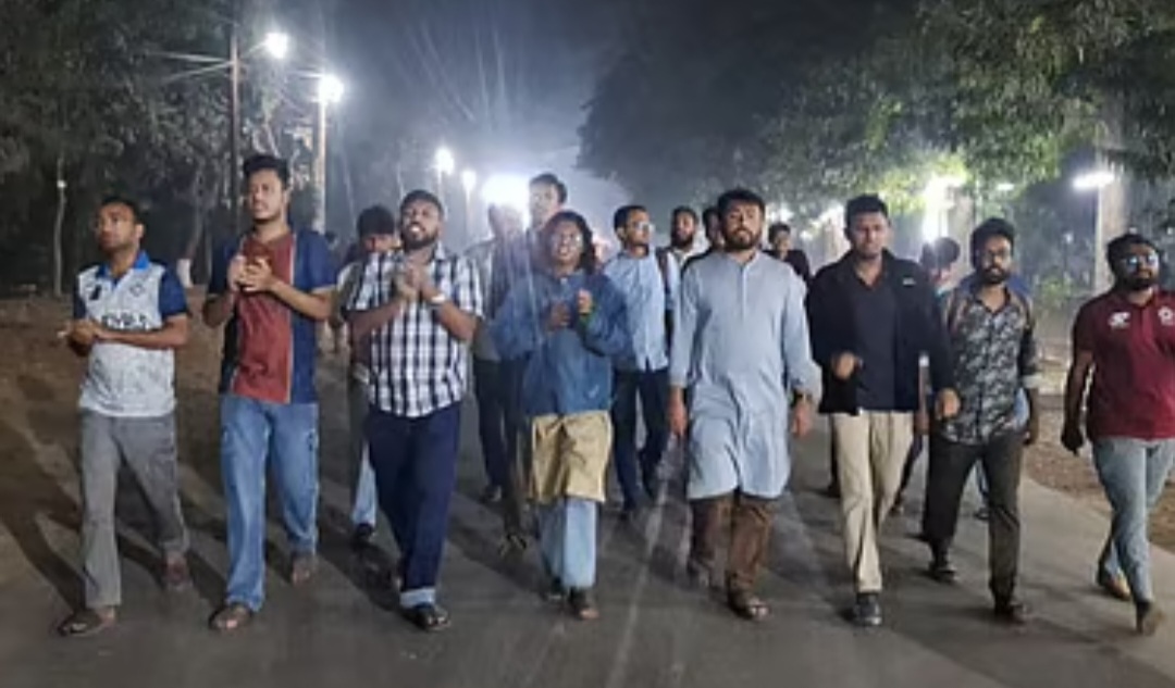 এমসি কলেজে শিক্ষার্থীকে মারধরের প্রতিবাদে জাহাঙ্গীরনগর ও রাজশাহী বিশ্ববিদ্যালয়ে বিক্ষোভ হয়েছে।