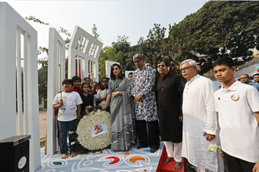 শহীদ মিনারে ফুল দিয়ে বর্ণমেলা শুরু, বিকেল পর্যন্ত নানা আয়োজন।