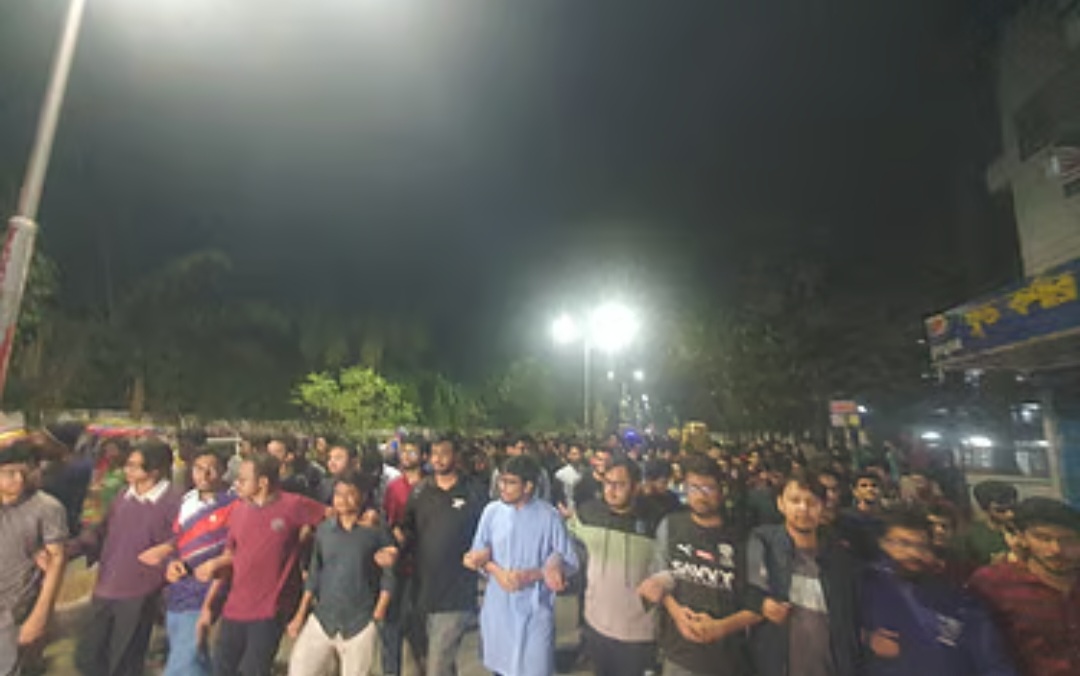 মৃত্যুদণ্ডপ্রাপ্ত আসামি পালানোর খবর পেয়ে বুয়েট শিক্ষার্থীরা মধ্যরাতে বিক্ষোভ করে।