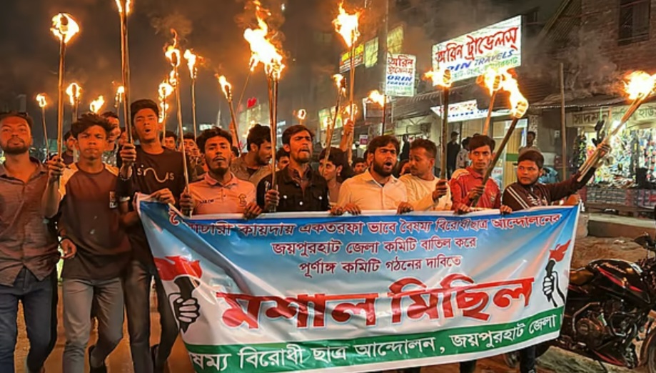 জয়পুরহাটে বৈষম্যবিরোধী ছাত্র আন্দোলনের কমিটি বাতিলের দাবিতে পদবঞ্চিতরা মশাল মিছিল করেছে।