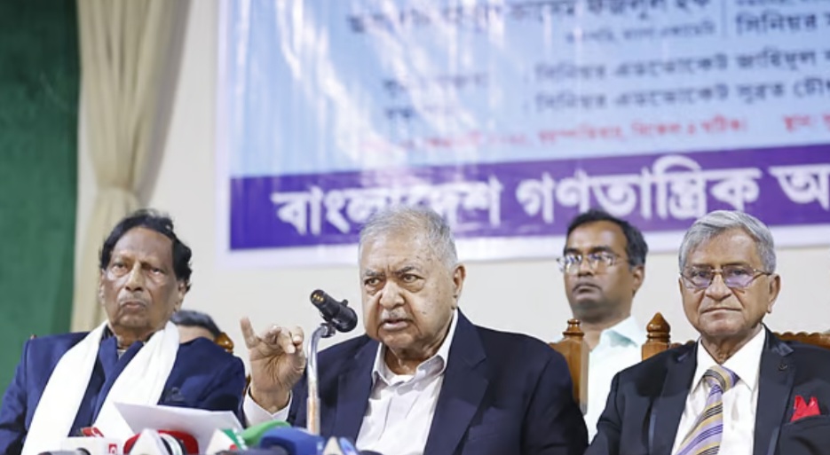 ড. কামাল হোসেন বলেছেন, বর্তমান সংবিধানকে বাতিল করে নতুন সংবিধান প্রণয়ন করা যুক্তিসংগত নয়।