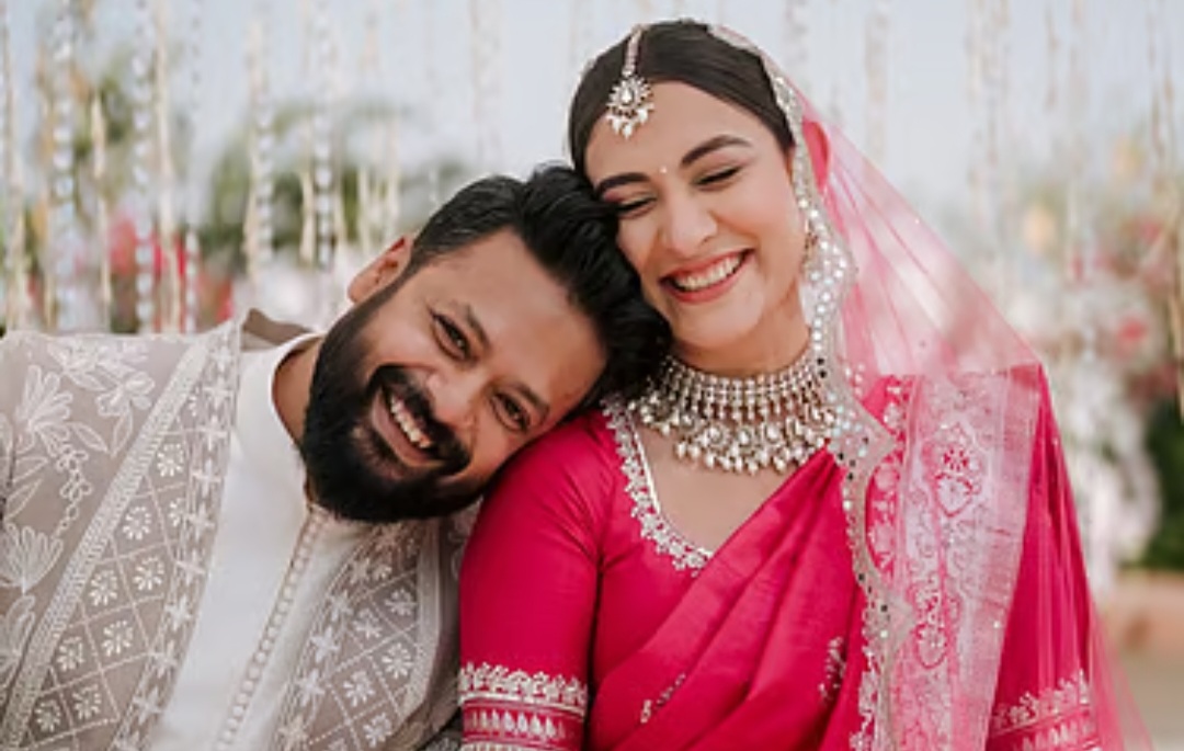 মেহজাবীন বিয়ে করেছেন মায়ের শাড়ি পরে, প্রকাশ করেছেন সেই ছবি।