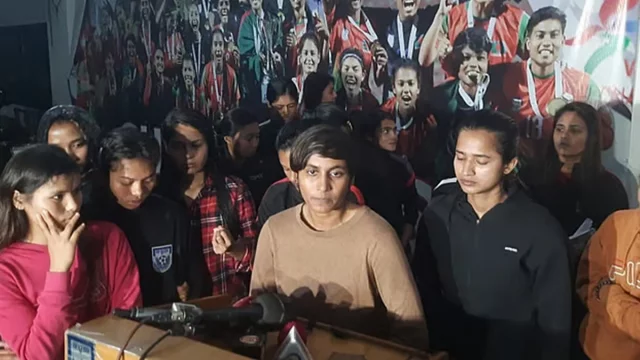 নারী ফুটবলারদের কোচ পিটার বাটলারের প্রতি শ্লীলতাহানির কোনো অভিযোগ নেই