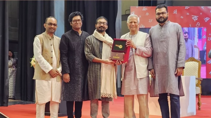 অভ্র কি-বোর্ডের নির্মাতা মেহেদী হাসান এবং তার তিন বন্ধু একুশে পদক গ্রহন করল
