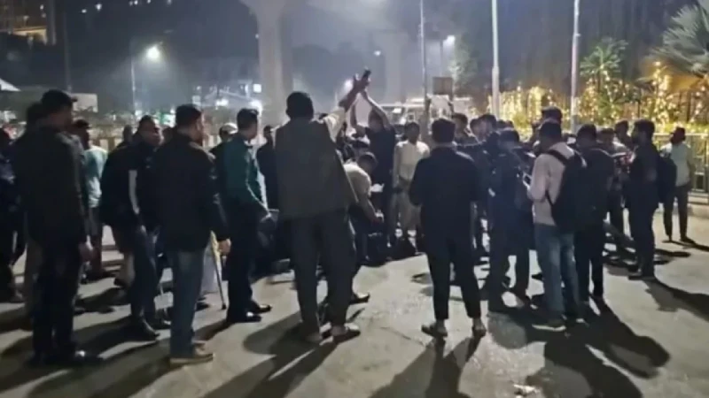 জুলাই গণঅভ্যুত্থানে আহতরা প্রধান উপদেষ্টা ড. মুহাম্মদ ইউনূসের বাসভবনের দিকে যাচ্ছেন