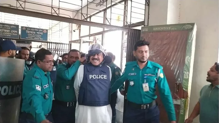 হত্যা মামলায় গ্রেপ্তার দেখানোর পর শাজাহান খান: ‘কারাগারে সন্ত্রাসীদের হাত থেকে নিরাপদে আছি’