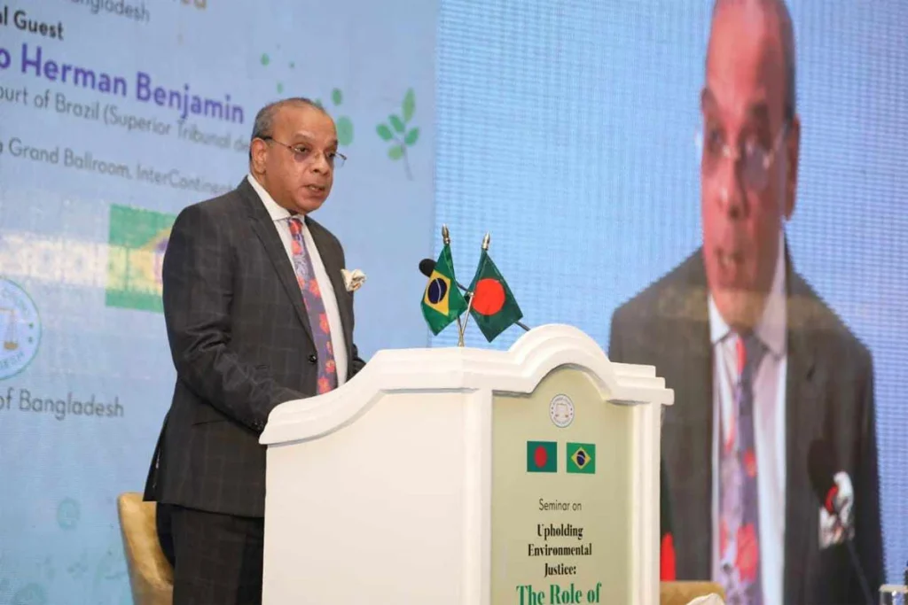 প্রধান বিচারপতি বলেছেন, বাংলাদেশ বর্তমানে পরিবেশগত ঝুঁকির সবচেয়ে সংকটময় স্তরে পৌঁছেছে।