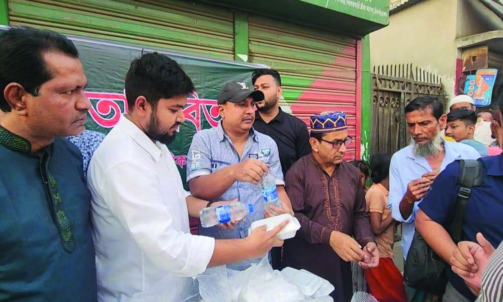 রাজধানীতে এনসিপির পক্ষ থেকে ইফতার বিতরণ।