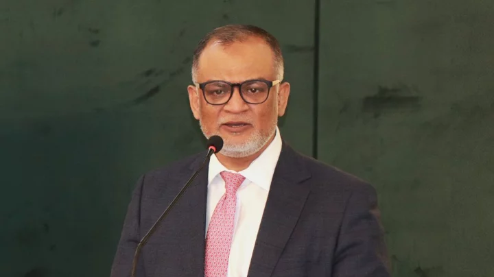বাণিজ্য উপদেষ্টা: দুর্নীতি নির্মূল করা সম্ভব নয়, তবে কঠোর করা হবে নিয়ন্ত্রণ