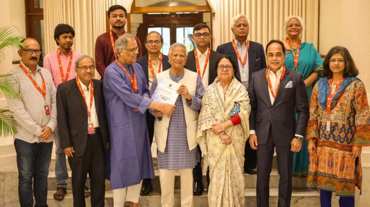 গণমাধ্যম সংস্কার কমিশনের প্রতিবেদন প্রধান উপদেষ্টার কাছে জমা