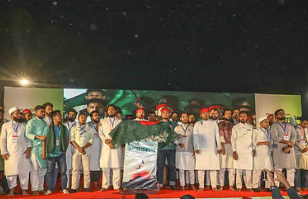 সব দলের দৃষ্টি এখন নতুন দলের পরবর্তী কার্যক্রমের দিকে।