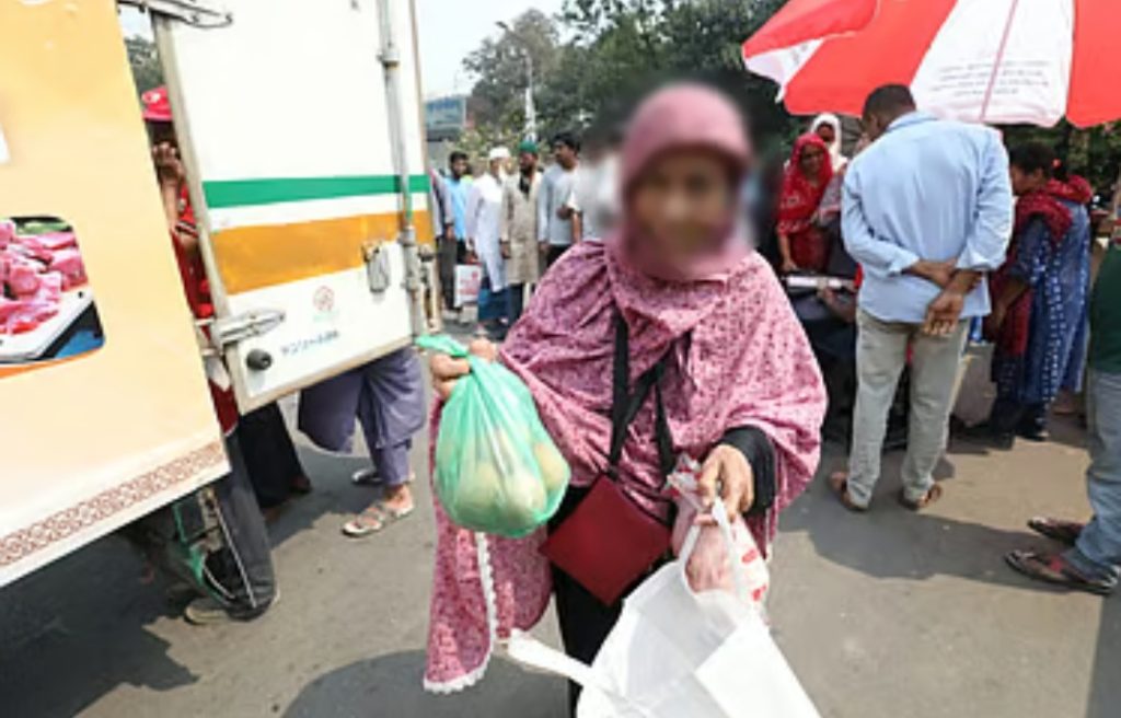 ফজিলাতুন্নেছা আধা ঘণ্টা লাইনে দাঁড়িয়ে শুধু ডিম ও মুরগি কিনে বাড়ি ফিরলেন।