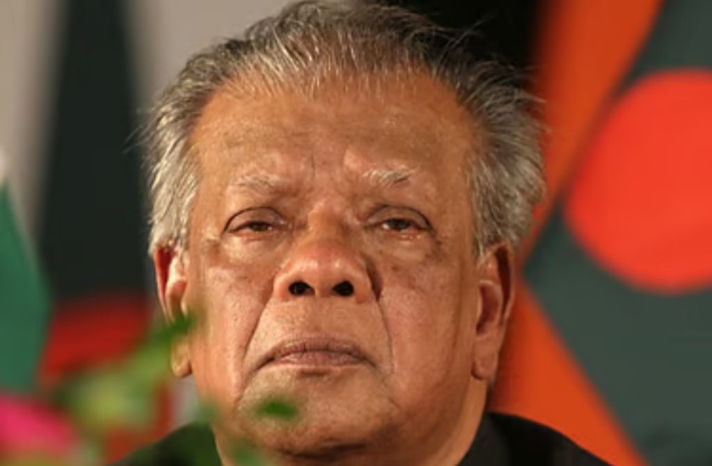 আমির হোসেন আমু, তাঁর স্ত্রীর এবং মেয়ের ব্যাংক হিসাব বন্ধ করার নির্দেশ দেওয়া হয়েছে।