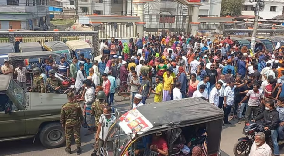 মনিরামপুরে টিসিবির পণ্যের দাবিতে সড়ক অবরোধ ও ইউএনওর অপসারণের দাবি জানানো হয়েছে।