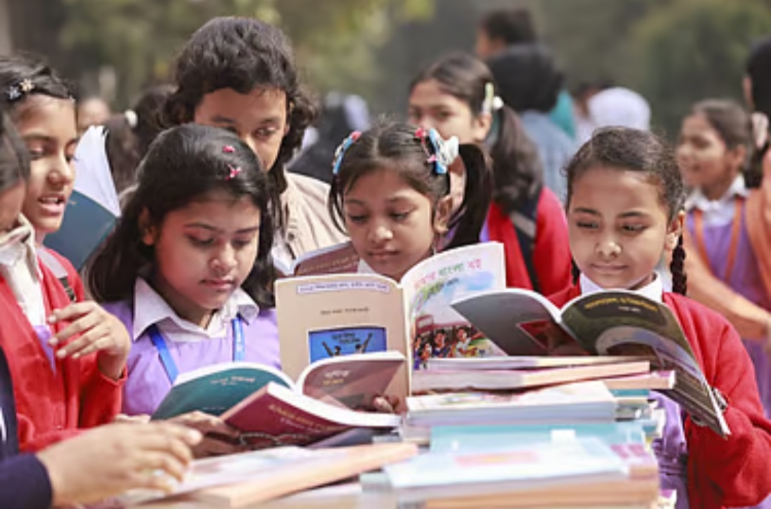 শিক্ষা সংস্কৃতি আন্দোলন অবিলম্বে শিক্ষার্থীদের মধ্যে সব পাঠ্যপুস্তক বিতরণের দাবি জানিয়েছে।
