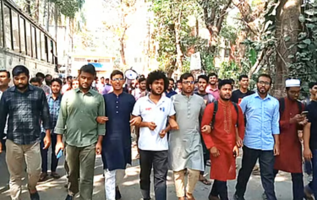 জগন্নাথ বিশ্ববিদ্যালয়ের শিক্ষার্থীদের ওপর হামলার প্রতিবাদে বিক্ষোভ।