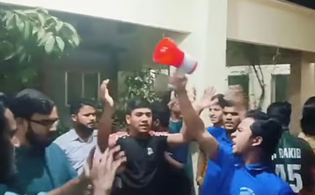 তাঁতী লীগ নেতাকে মুক্তি দেওয়ার খবরে থানায় শিবিরকর্মীরা বিক্ষোভ করেছে।