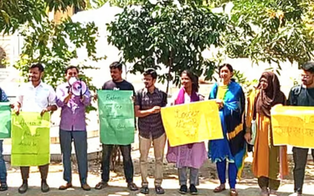 বার কাউন্সিল ও বিজেএস পরীক্ষার ফি কমানোর দাবিতে জবিতে মানববন্ধন অনুষ্ঠিত।