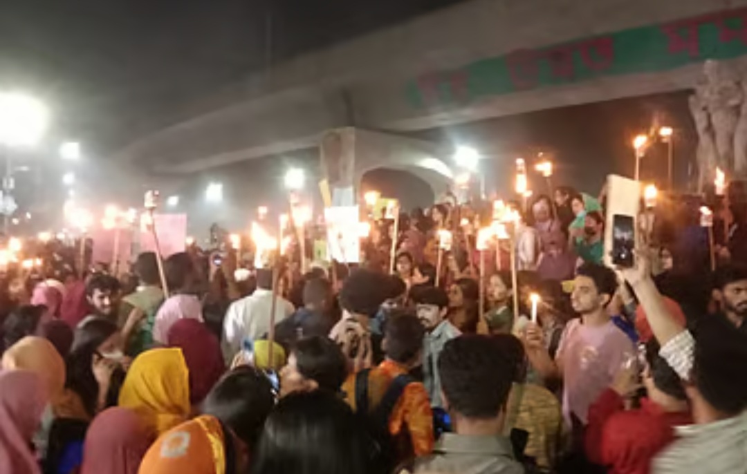 ধর্ষকদের সর্বোচ্চ শাস্তির দাবিতে ঢাকা বিশ্ববিদ্যালয়ে মশাল মিছিল।