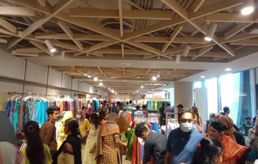 ধানমন্ডির আড়ংয়ে ৪৪ ফুট দীর্ঘ নকশিকাঁথায় সাজানো হয়েছে।