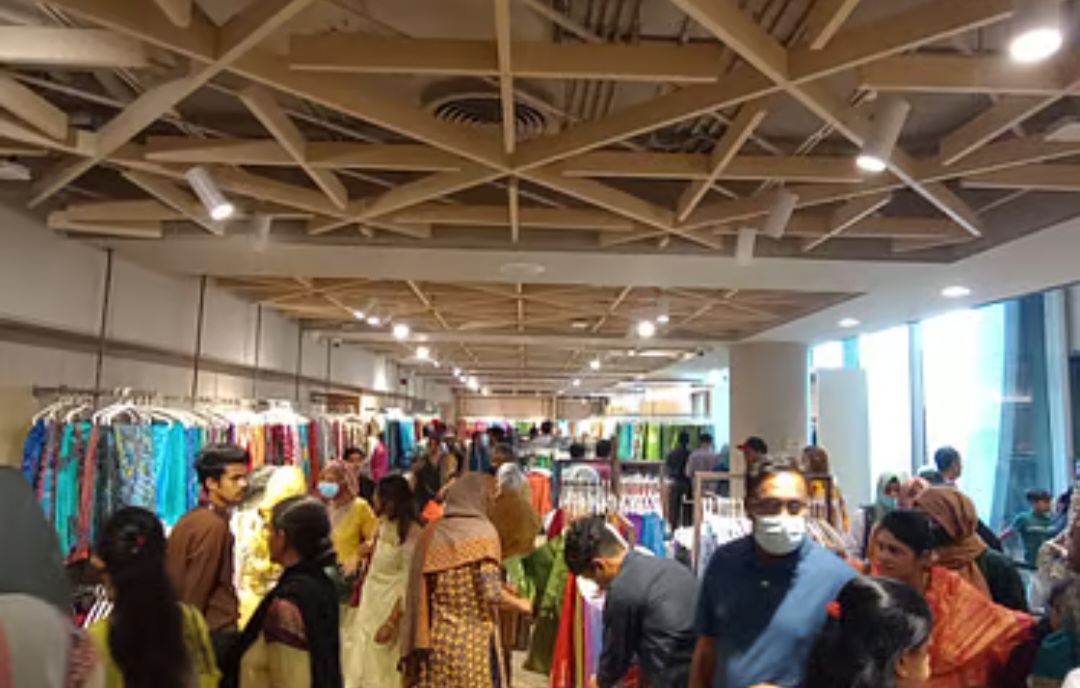 ধানমন্ডির আড়ংয়ে ৪৪ ফুট দীর্ঘ নকশিকাঁথায় সাজানো হয়েছে।