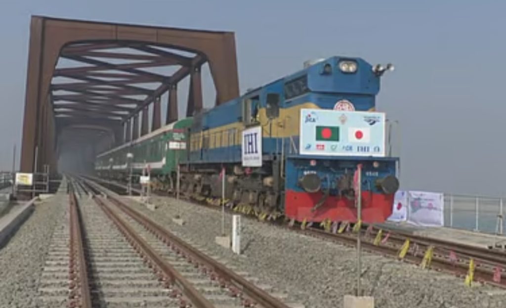 তিন মিনিটে নদী পার, ট্রেনযাত্রীদের দিতে হবে অতিরিক্ত ভাড়া।