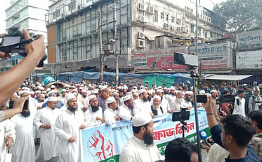 ধর্ষকের ‘প্রকাশ্যে শাস্তির’ দাবিতে বায়তুল মোকাররমে খেলাফত মজলিস বিক্ষোভ করেছে।