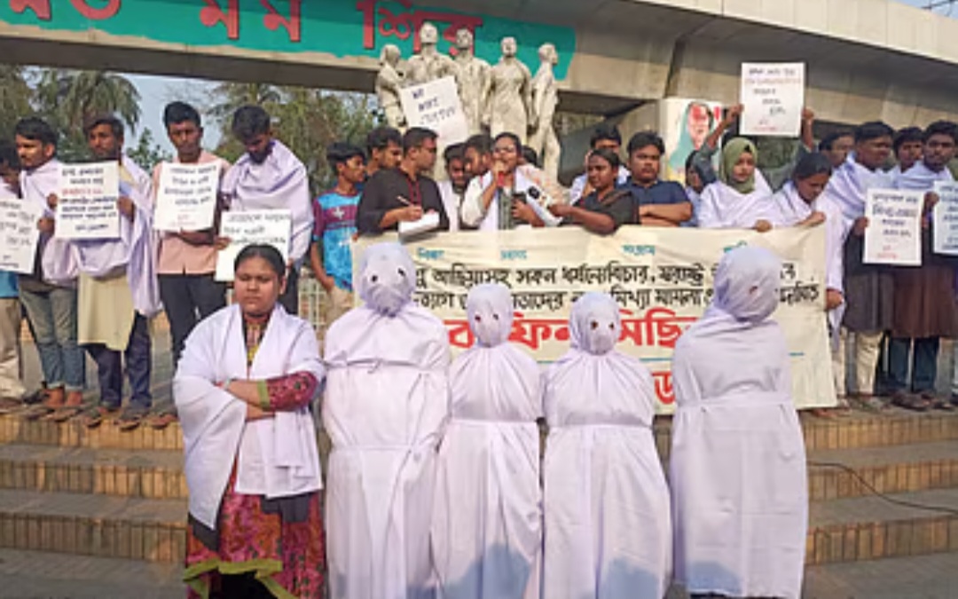 ধর্ষণ বিচার, স্বরাষ্ট্র উপদেষ্টার পদত্যাগ এবং মামলা প্রত্যাহারের দাবিতে কাফন মিছিল অনুষ্ঠিত হয়েছে।