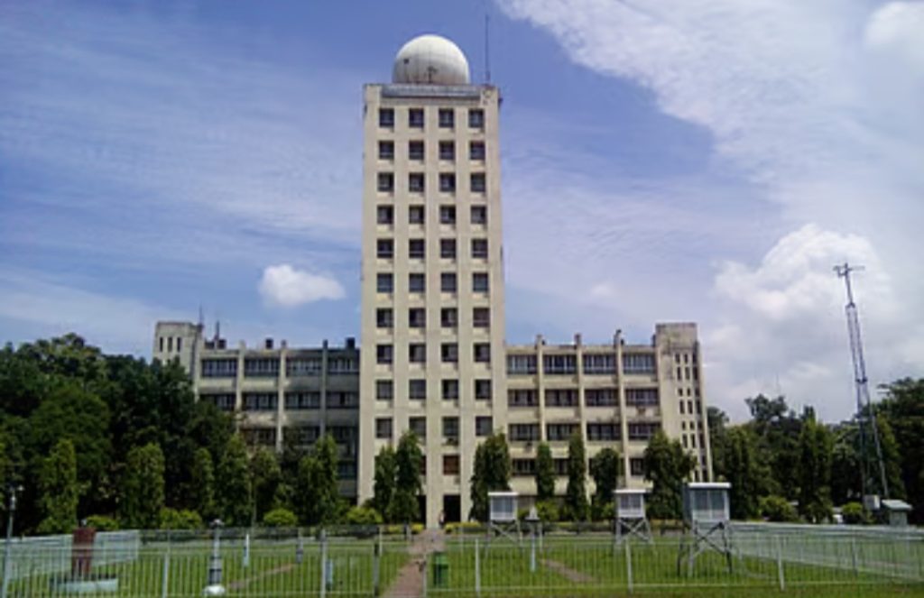 “আগামীকাল ঢাকা ও বিভিন্ন জেলায় বজ্রসহ বৃষ্টিপাতের সম্ভাবনা রয়েছে।”