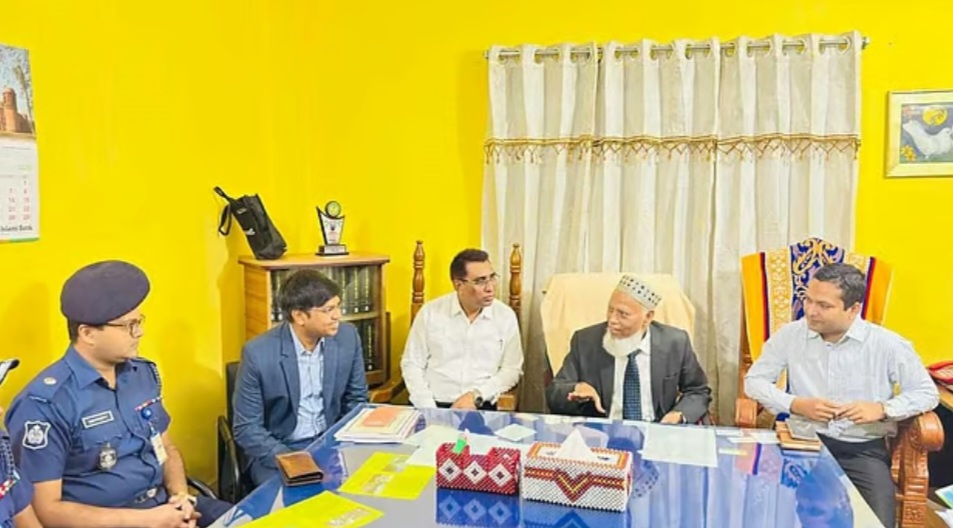 নির্বাচন কমিশনার মাছউদ বলেছেন, প্রধান উপদেষ্টা নির্ধারিত সময়েই নির্বাচন করবেন।