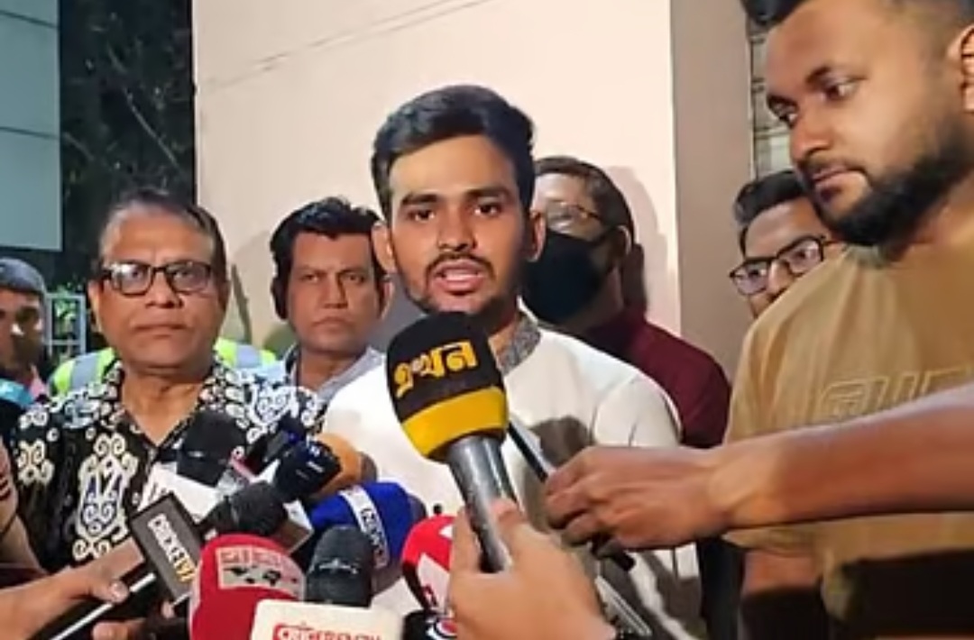 ক্রীড়া উপদেষ্টা আসিফ মাহমুদ তামিম ইকবালকে দেখতে গেছেন।