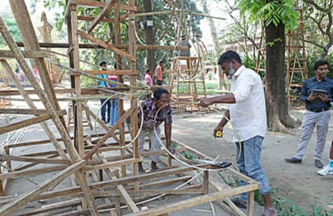 নববর্ষের শোভাযাত্রায় অংশগ্রহণ থেকে বিরত থেকেছেন চারুকলা বিভাগের ২৬তম ব্যাচের শিক্ষার্থীরা।